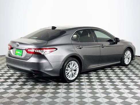 Used 2019 Toyota Camry XLE image 10