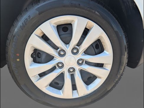 Used 2022 Kia Soul LX image 25