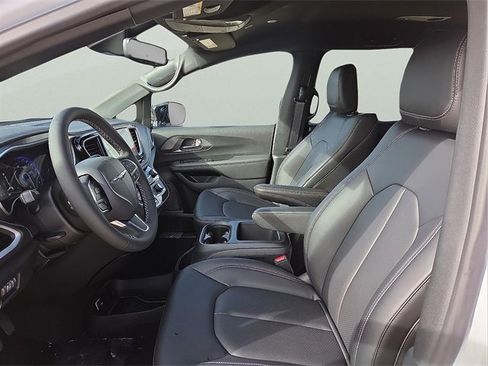 New 2026 Chrysler Pacifica Select image 14