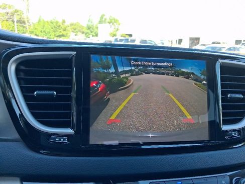 Used 2023 Chrysler Pacifica Touring-L FWD image 23