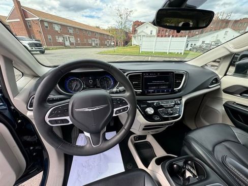 Used 2023 Chrysler Pacifica Touring-L FWD image 17