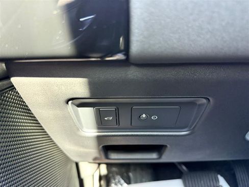 Used 2020 Land Rover Discovery SE image 32