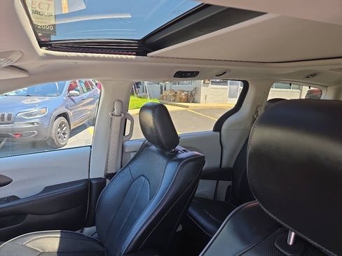 Used 2020 Chrysler Pacifica Limited FWD image 19