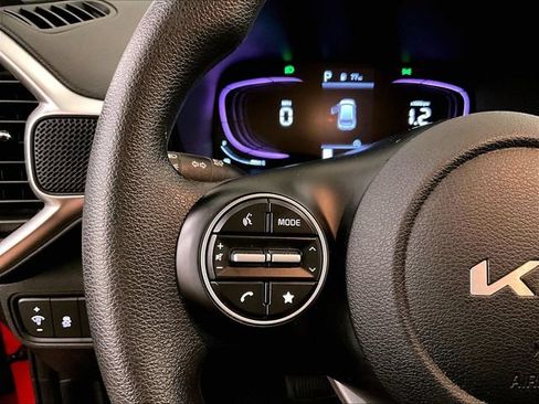 Used 2023 Kia Soul LX w/ LX Technology Package FWD image 17