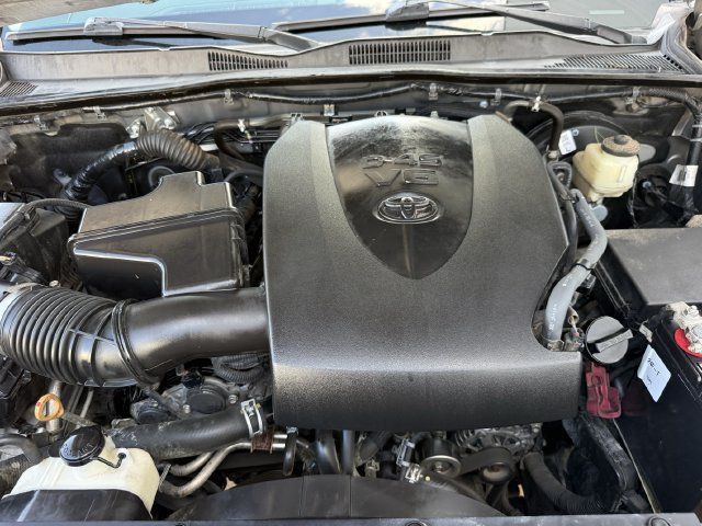 Used 2018 Toyota Tacoma SR5 RWD image 32