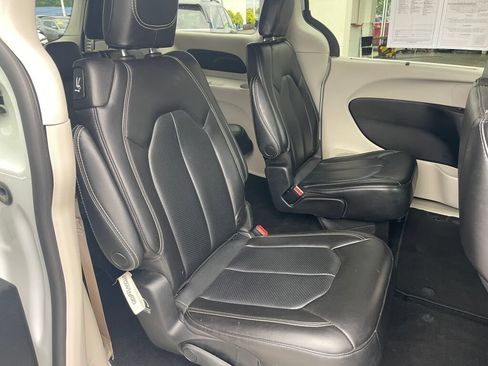 Used 2023 Chrysler Pacifica Touring-L FWD image 32