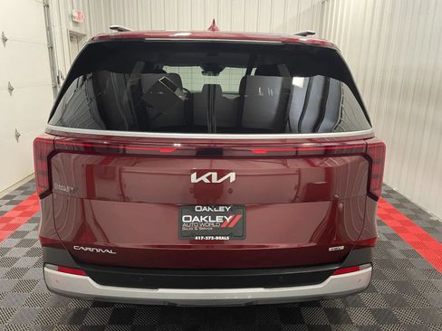 Used 2025 Kia Carnival EX FWD image 3