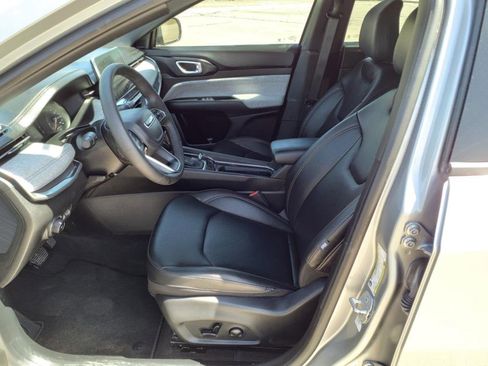 Used 2024 Jeep Compass Latitude image 12