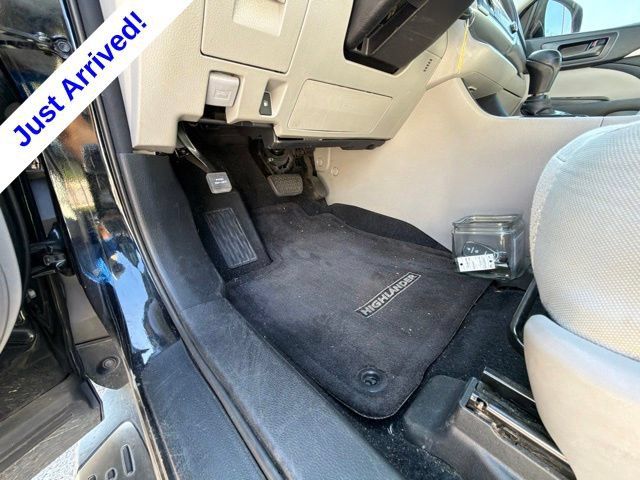 Used 2018 Toyota Highlander LE FWD image 25