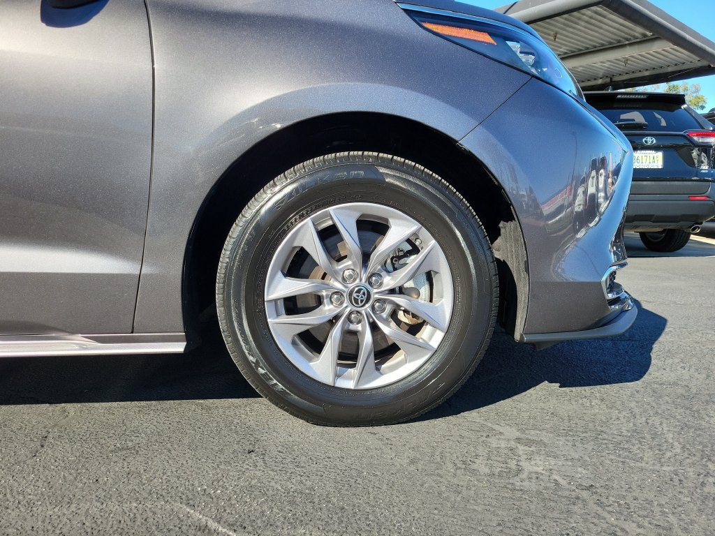 Used 2024 Toyota Sienna XLE FWD image 9