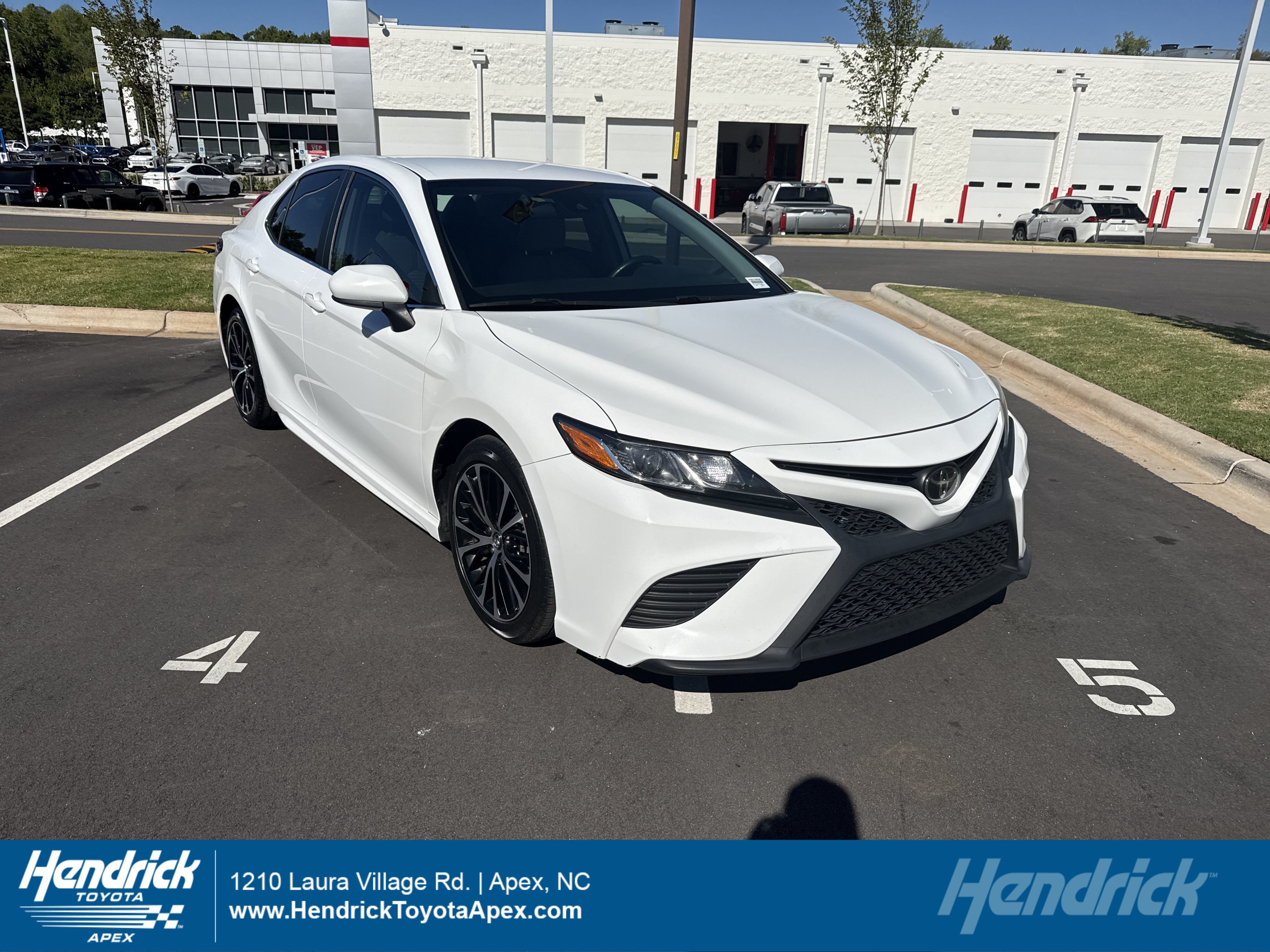 Used 2019 Toyota Camry SE FWD image 1