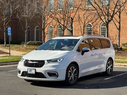 New 2026 Chrysler Pacifica Pinnacle image 3