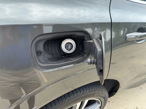 Used 2019 Volvo XC60 T5 Momentum w/ Multimedia Package AWD/4WD image 31