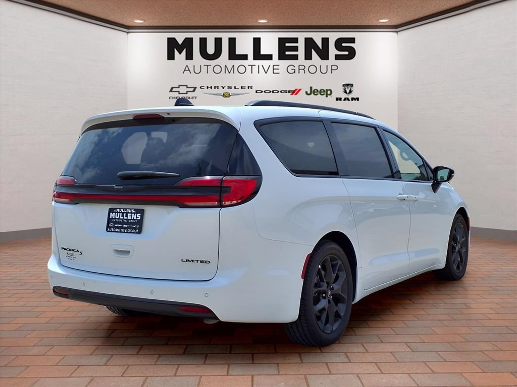 Used 2025 Chrysler Pacifica Limited FWD image 5