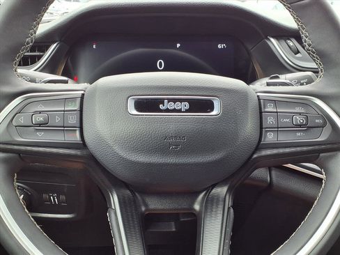 Used 2025 Jeep Grand Cherokee Altitude AWD/4WD image 12