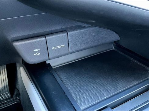 Used 2018 Toyota Camry SE image 32