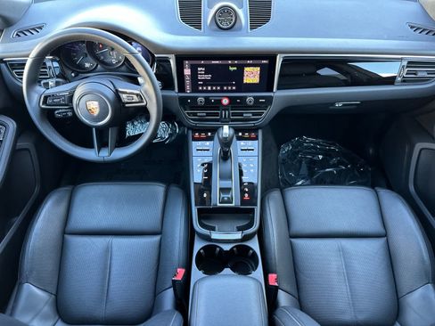 Certified 2025 Porsche Macan AWD/4WD image 6