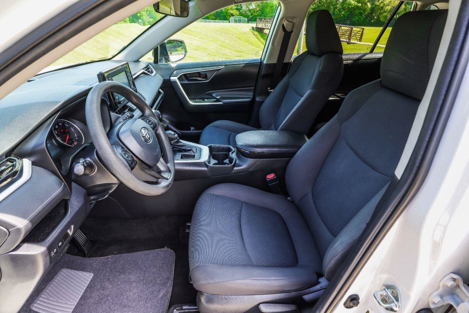 Used 2020 Toyota RAV4 LE FWD image 30