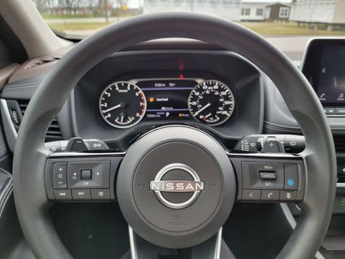 Used 2023 Nissan Rogue SV image 31