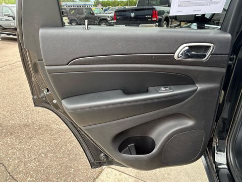 Used 2018 Jeep Grand Cherokee Laredo AWD/4WD image 13