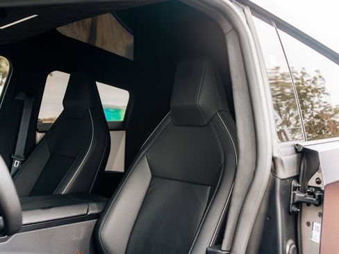 Used 2024 Tesla Cybertruck AWD Crew Cab image 21