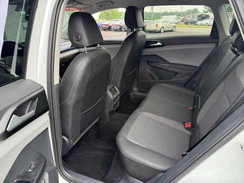 Used 2022 Volkswagen Taos SE FWD image 11