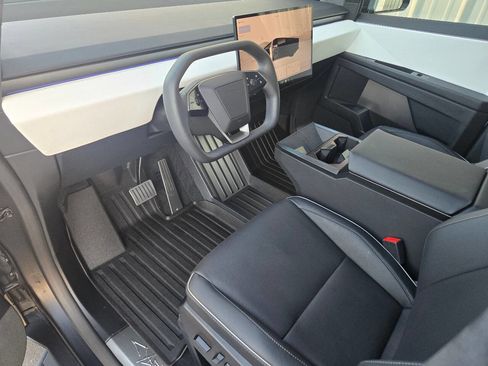 Used 2024 Tesla Cybertruck AWD Crew Cab image 21