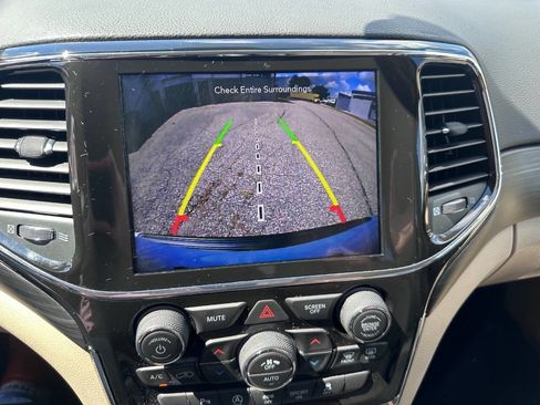 Used 2022 Jeep Grand Cherokee Laredo E image 11