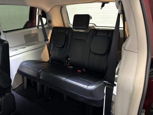 Used 2016 Chrysler Town & Country Touring FWD image 19