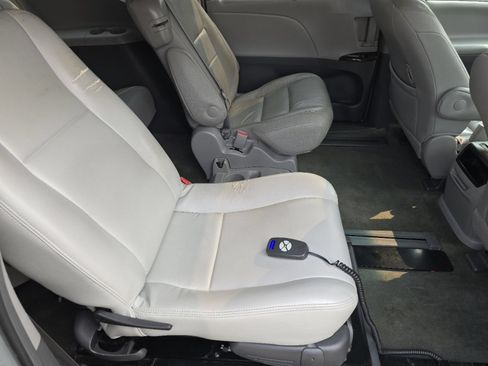 Used 2017 Toyota Sienna XLE FWD image 20