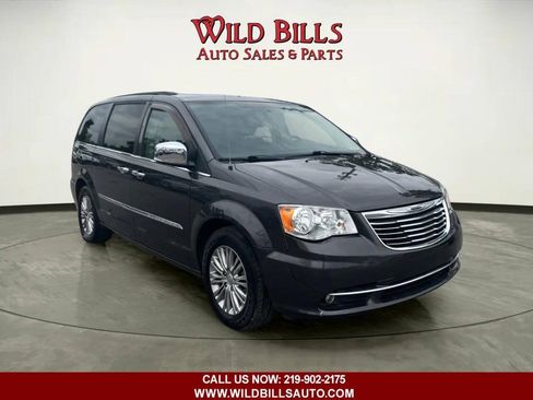 Used 2016 Chrysler Town & Country Touring-L FWD image 3