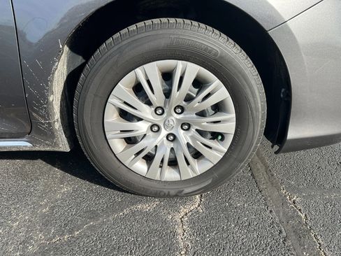 Used 2014 Toyota Camry LE image 16