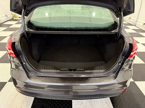Used 2018 Ford Focus SE w/ SE Appearance Package image 4
