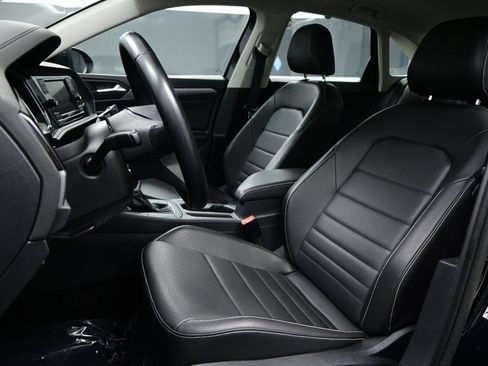 Used 2024 Volkswagen Jetta SE FWD image 9