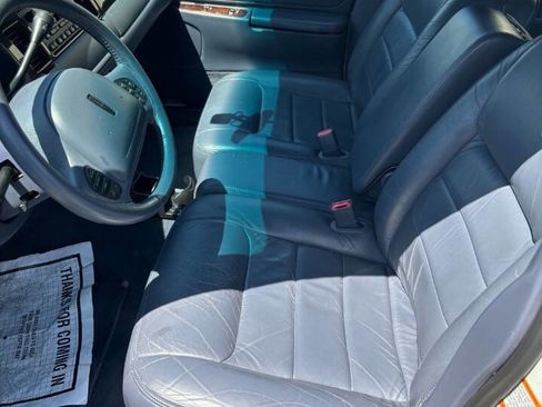 Used 2000 Lincoln Town Car Signature RWD image 8