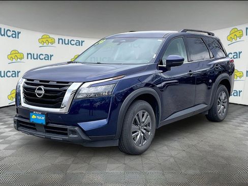 Used 2024 Nissan Pathfinder SV image 3