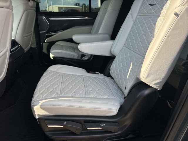 Used 2025 Cadillac Escalade ESV V AWD/4WD image 16