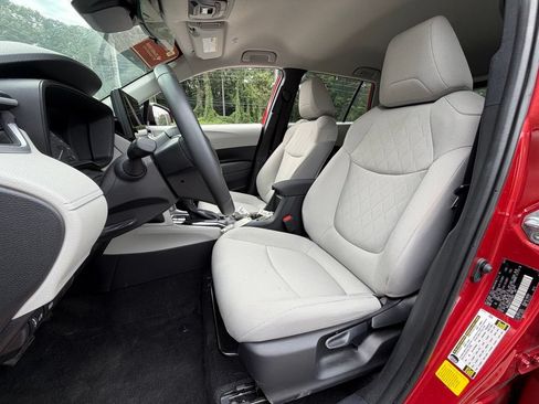 Used 2025 Toyota Corolla Cross LE FWD image 5