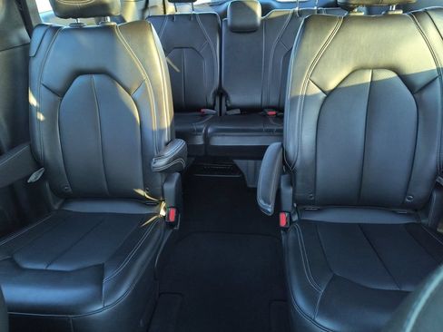 Used 2025 Chrysler Pacifica Select FWD image 16
