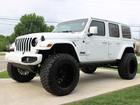 Used 2023 Jeep Wrangler Unlimited Sahara AWD/4WD image 9