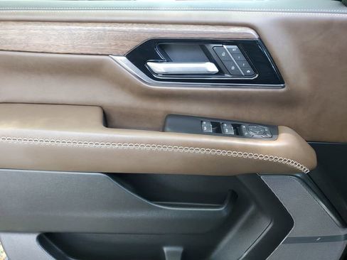 Used 2025 GMC Yukon XL Denali Ultimate AWD/4WD image 16