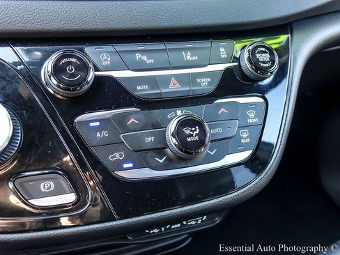 Used 2025 Chrysler Pacifica Select image 24