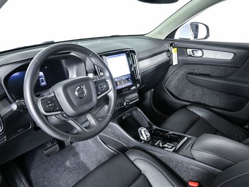 Used 2025 Volvo XC40 B5 Plus AWD/4WD image 6