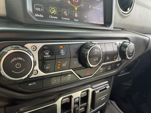 Used 2022 Jeep Wrangler Unlimited Sahara image 38