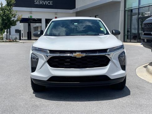 Used 2025 Chevrolet Trax LS FWD image 2