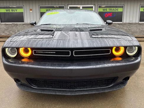 Used 2019 Dodge Challenger SXT image 2