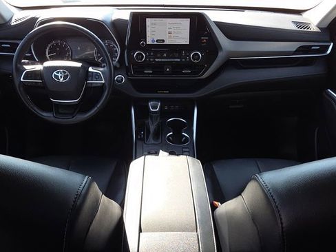 Used 2023 Toyota Highlander XLE FWD image 12