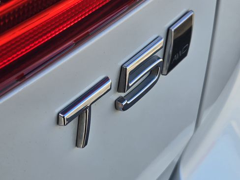 Used 2018 Volvo XC60 T5 Momentum w/ Vision Package AWD/4WD image 41