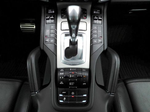 Used 2015 Porsche Cayenne Turbo image 12