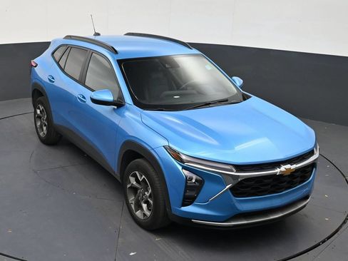 Used 2025 Chevrolet Trax LT FWD image 17